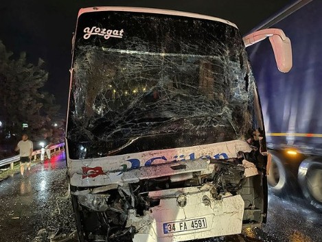 Sakarya'da yolcu otobüsü kazası! TIR'a arkadan çarptı! Çok sayıda yaralı var.!